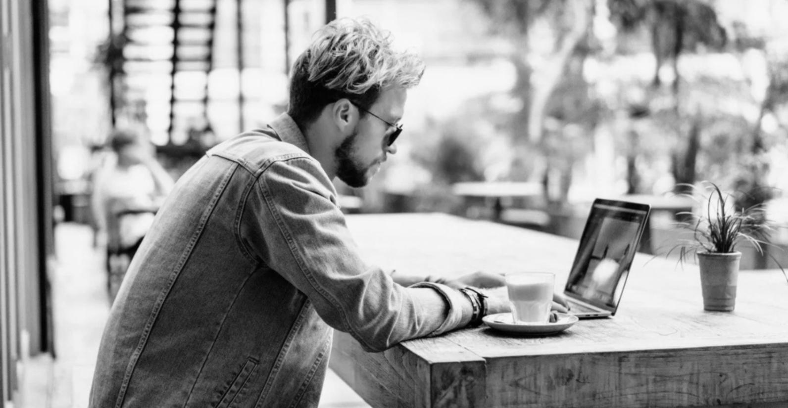 Teilnehmer arbeiten gemeinsam an einer Cashflow-Übung